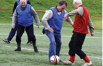 Jugar al fútbol mejora la salud ósea de personas mayores con diabetes