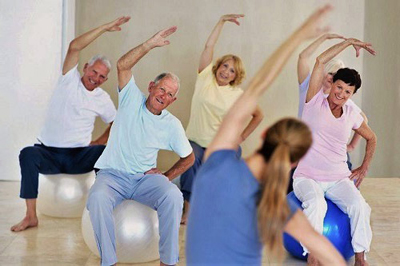 El ejercicio ayuda a prevenir las caídas en las personas mayores