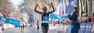 Kipkkurui y Jepchumba baten las marcas de la Mitja Marató Barcelona