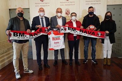 La Diputación de Segovia firma un convenio con el Balonmano Nava