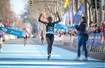 Kipkkurui y Jepchumba baten las marcas de la Mitja Marató Barcelona