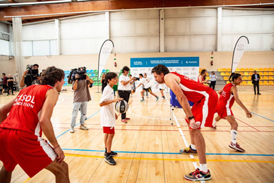 Pau Gasol visitó los proyectos que su fundación realiza en Madrid