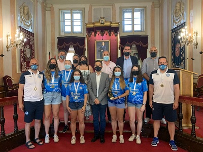 El Ayuntamiento de Alcalá recibe  a los equipos de Balonmano y Hockey